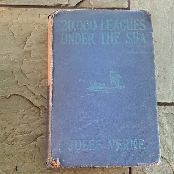 Vintage Blue '20,000 Leagues Under the Sea' Book - Picture 1 of 6